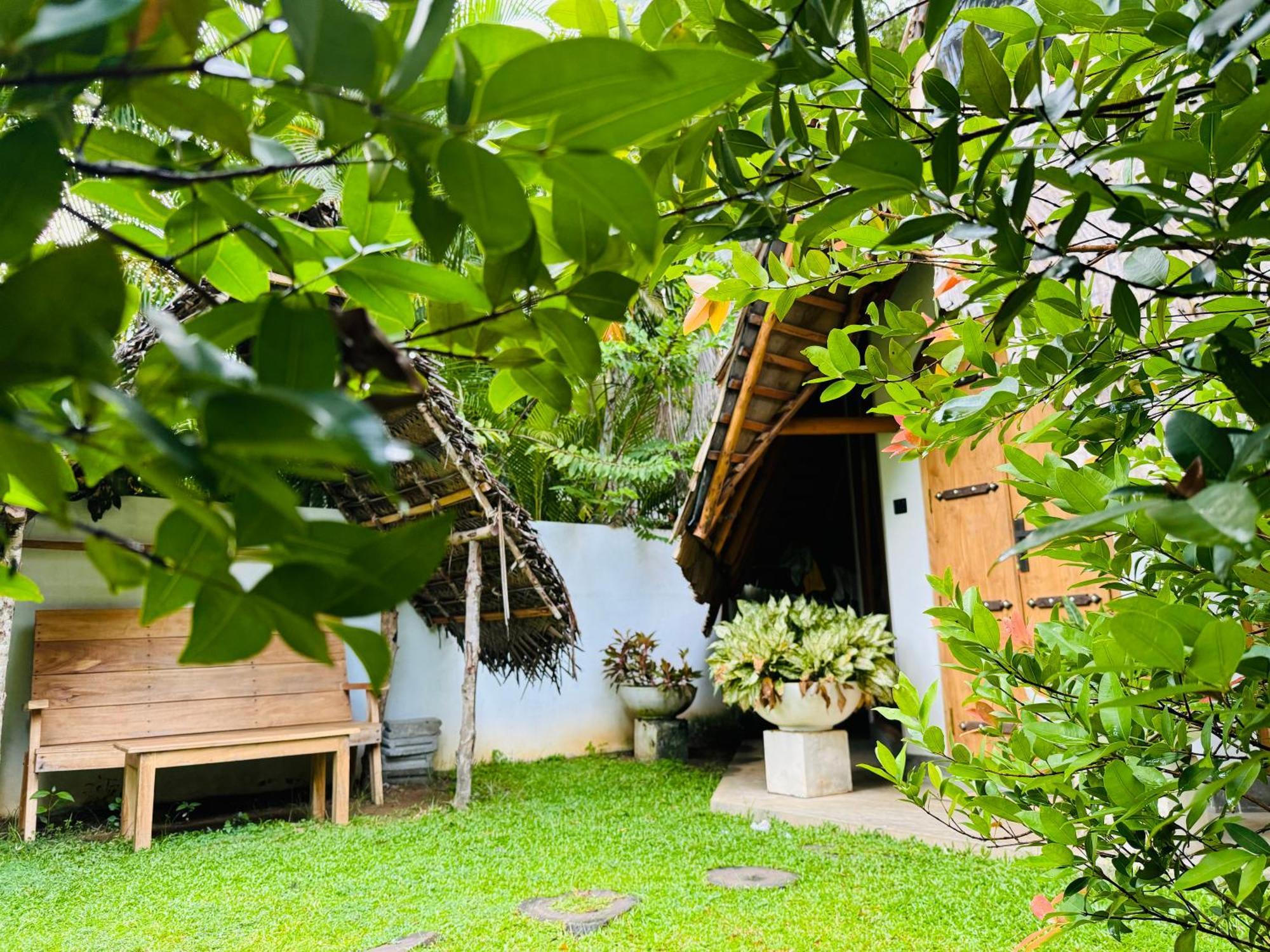 Turtle Wood Cabin Tangalle Exterior foto